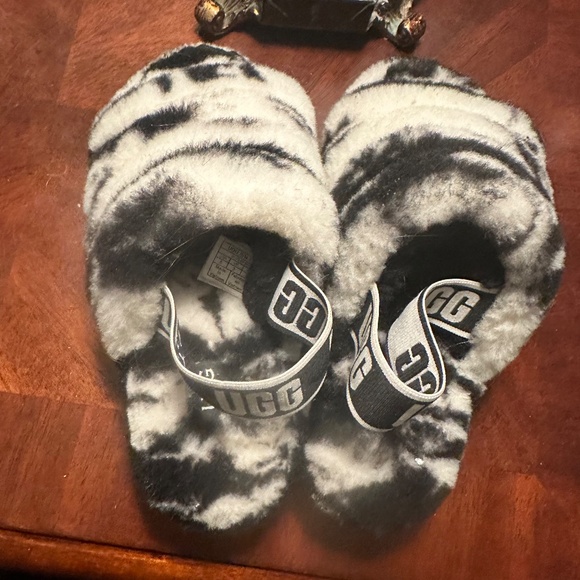 UGGS - Picture 3 of 3